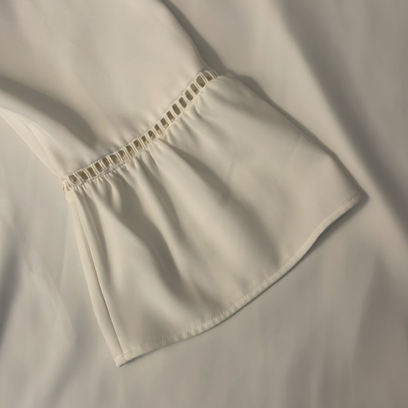 Calvin Klein women’s 3/4 bell sleeve blouse - Picture 2 of 4